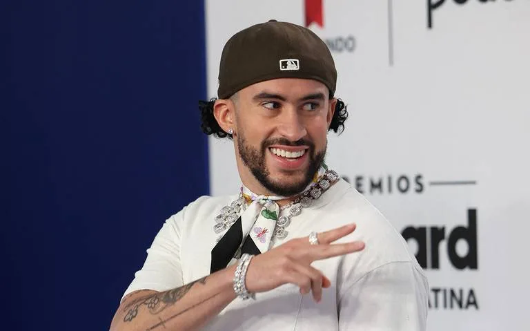 ¡Impactante! Cachan a Bad Bunny muy “cariñoso” con otro hombre