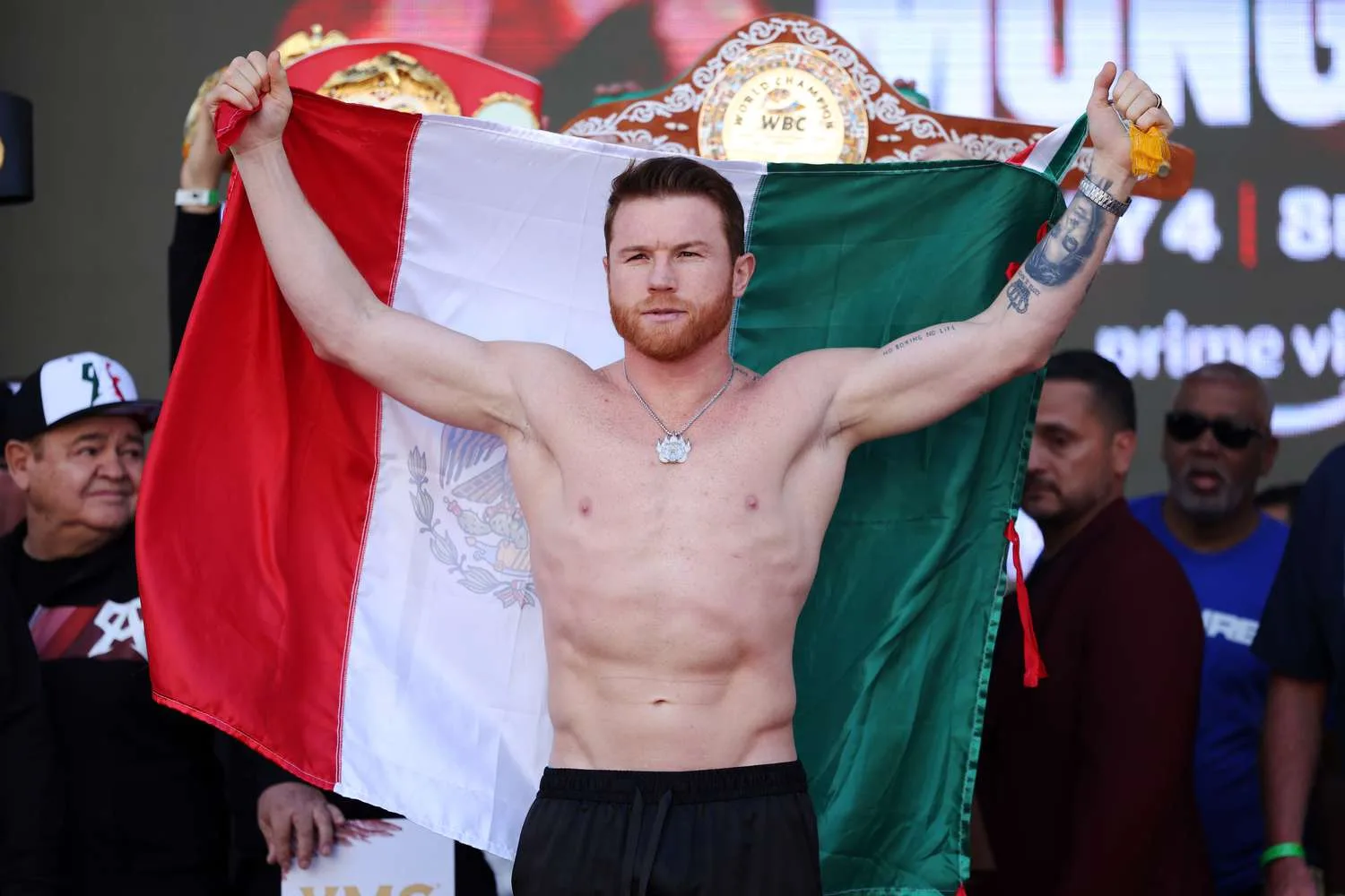 Influencer le pide a Canelo que lo golpee. Este fue el resultado