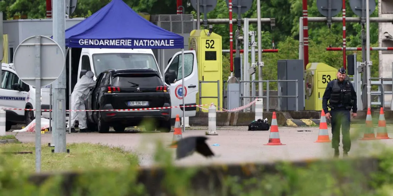 ¡De película! Convicto escapa de las autoridades mientras era trasladado a prisión