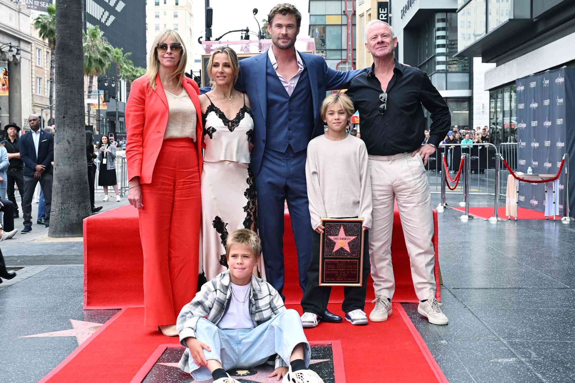 Elenco de “Avengers” acompaña a Chris Hemsworth recibir su estrella en el Paseo de la Fama