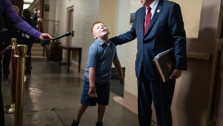 VIDEO. Niño de seis años opaca el discurso de un congresista defensor de Trump