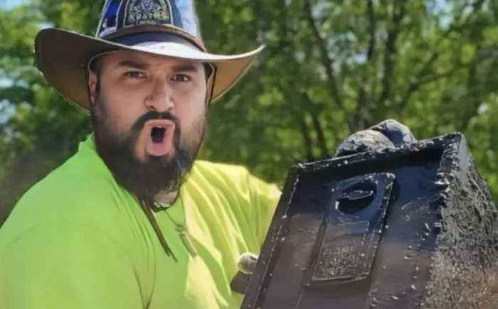 ¡Se sacó la lotería! Pescador pesca una maleta con miles de dólares