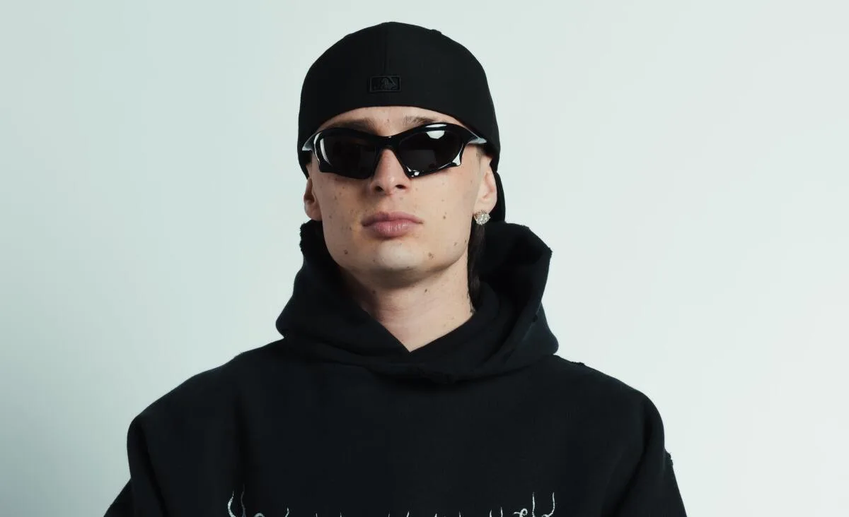 Peso Pluma genera polémica al llamarse “superhéroe” de la música regional mexicana