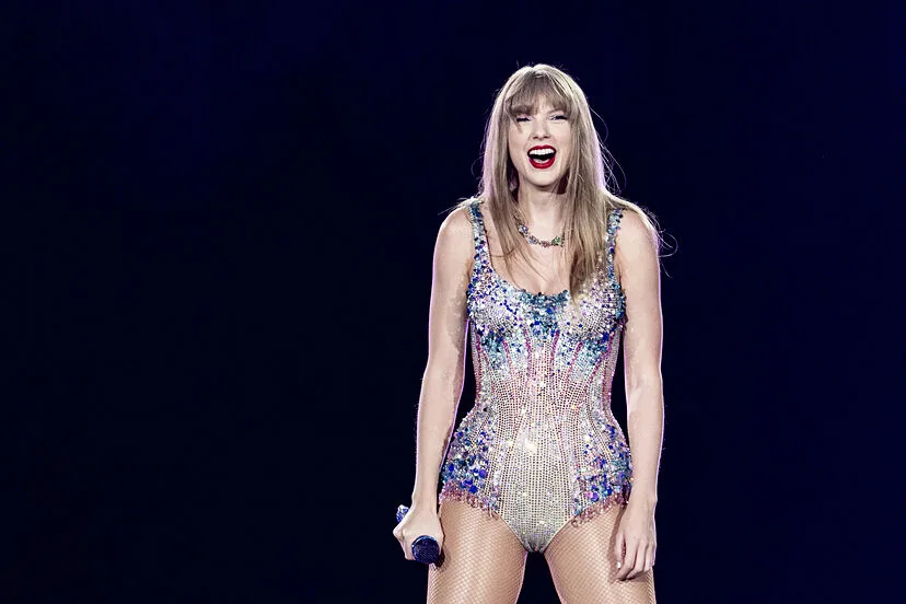 ¡Los fans enloquecen! Taylor Swift comparte escenario con una estrella del futbol