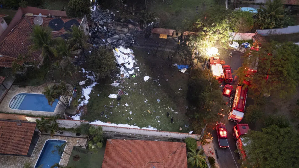 Accidente de avión deja más de sesenta personas fallecidas