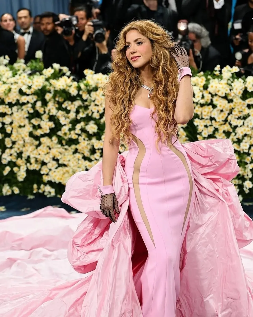 Shakira Desafía la Met Gala con un Torbellino de Rosa