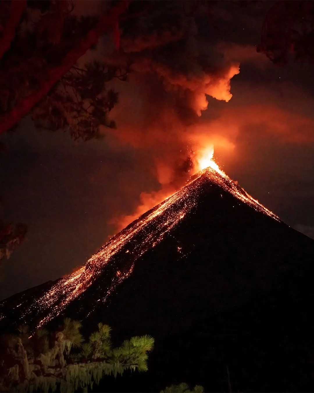 Volcán de Fuego alerta por aumento de actividad