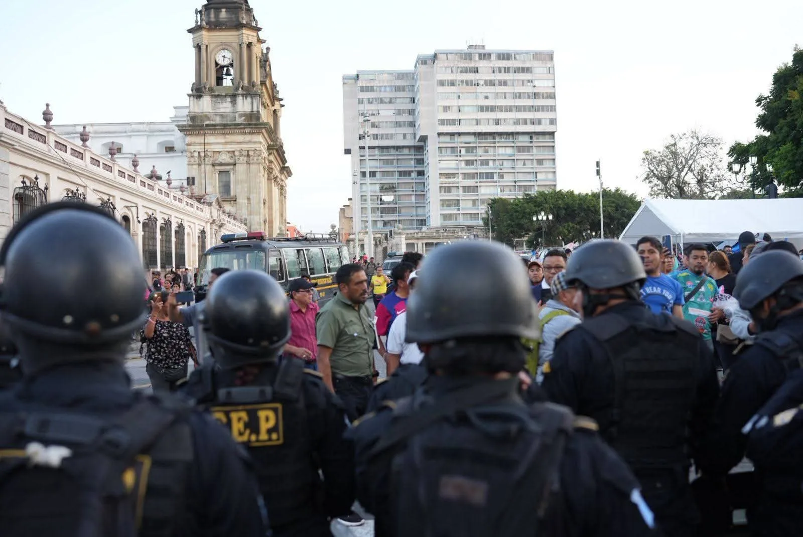 Desalojan a maestros de las inmediaciones del Palacio Nacional de la Cultura.