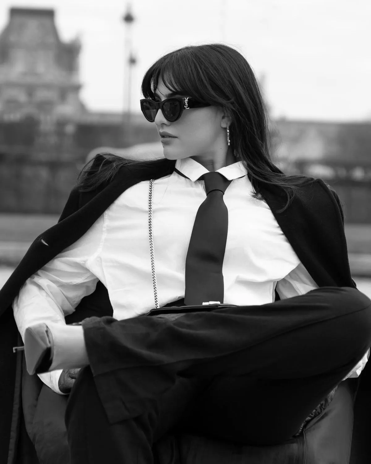 la corbata: De accesorio masculino a icono femenino en 2025