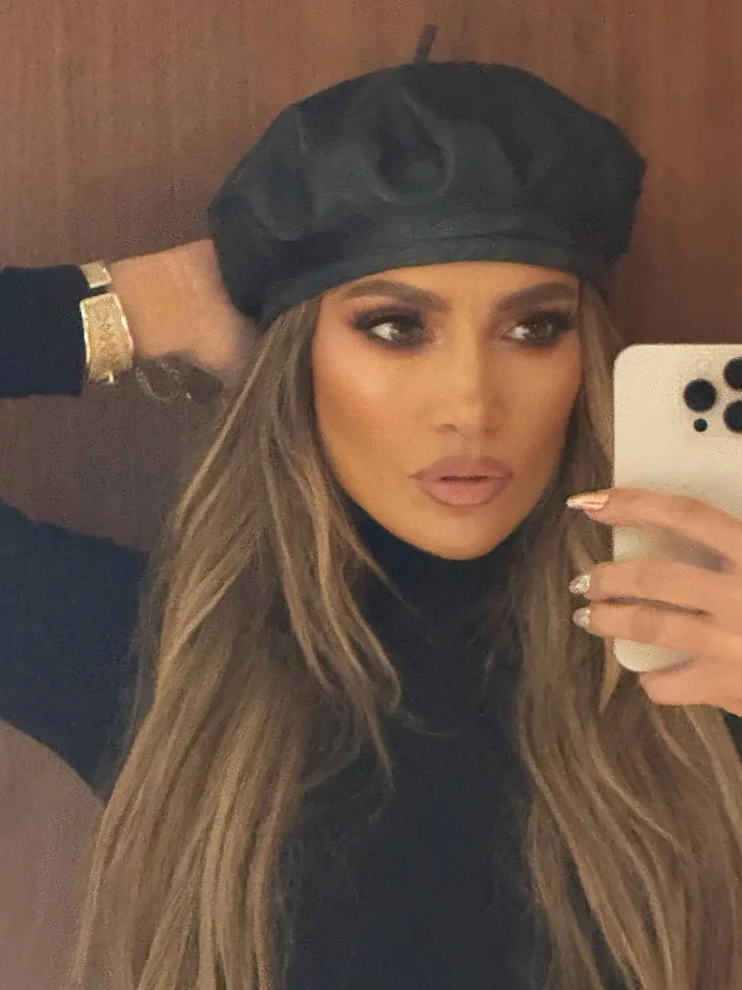 Jennifer Lopez Deslumbra con atuendo de mallas transparente