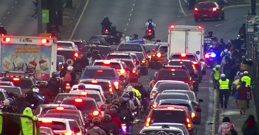 Los camiones que obstruyeron el tráfico hoy recibirán una multa de Q500,000
