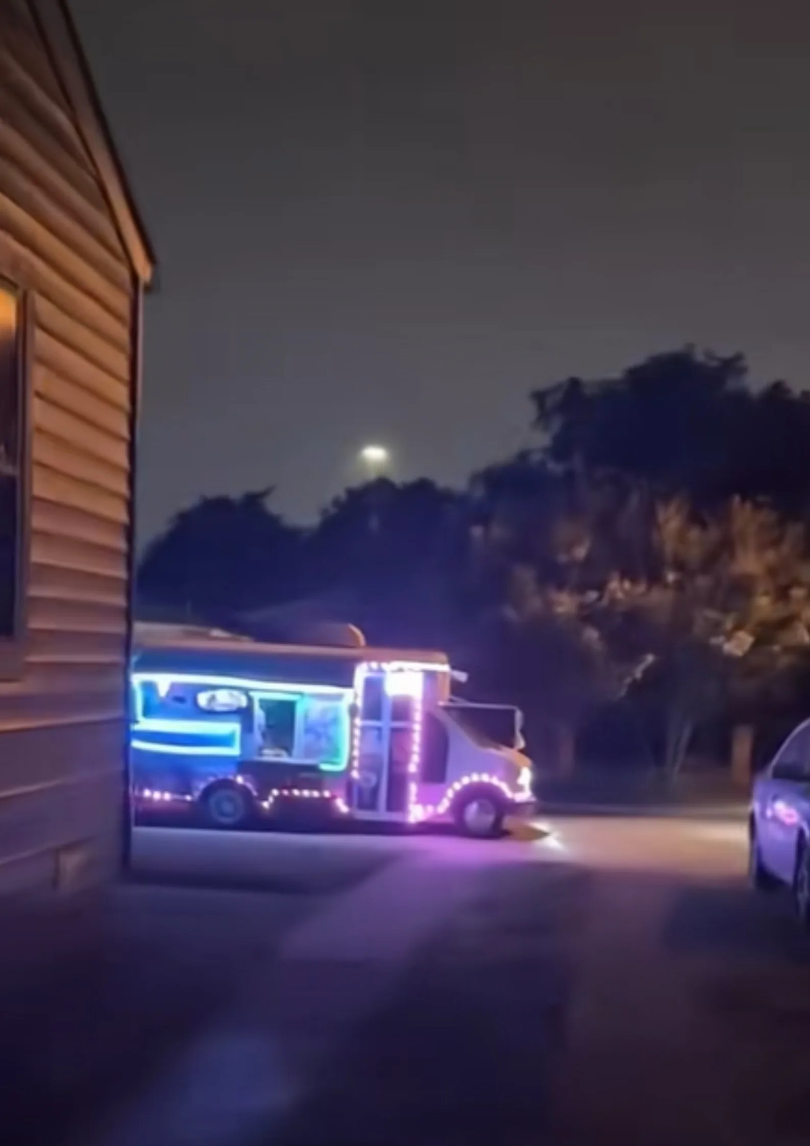 Helado a medianoche: la camioneta que inquieta a los padres y desata rumores en EE.UU.