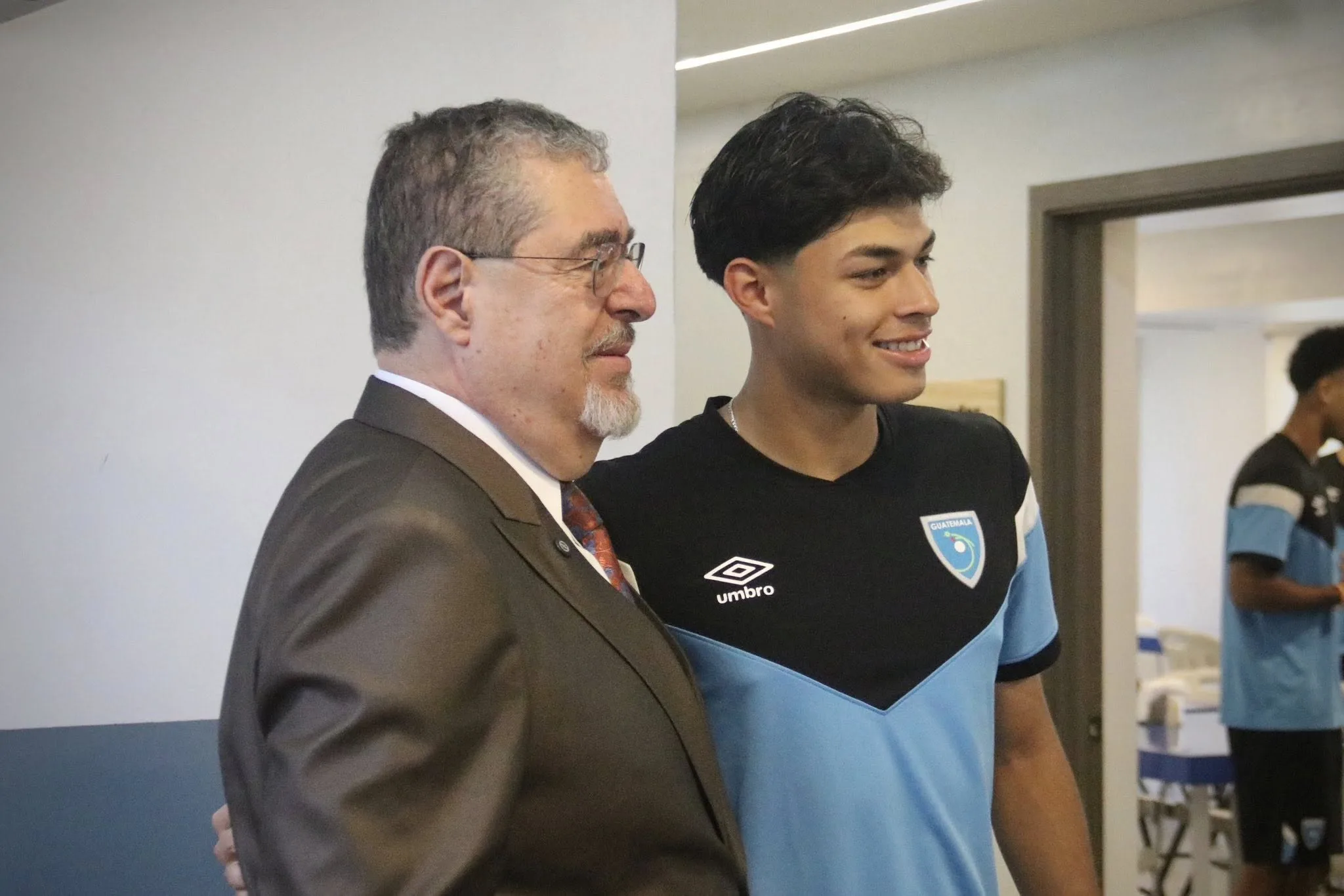 Bernardo Arévalo visita a la Selección Nacional antes de su debut en la eliminatoria mundialista