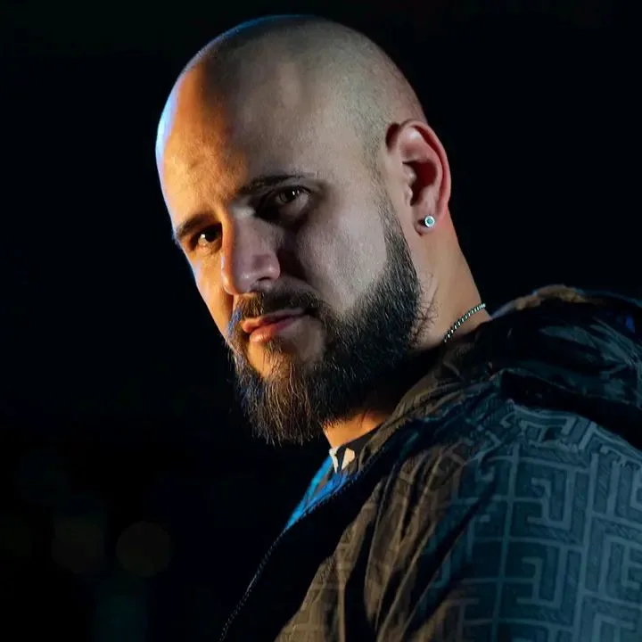 Adela Micha confronta a «El Temach» por discursos de odio