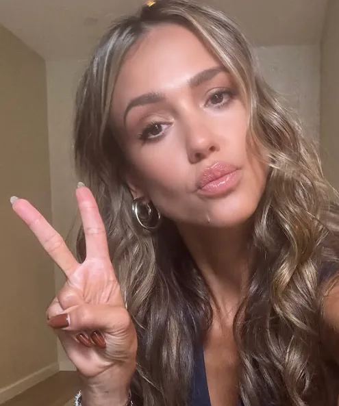 Jessica Alba irradia frescura en Los Ángeles mientras su ex, Cash Warren, da de qué hablar