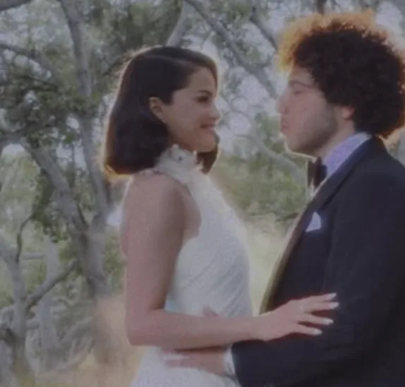 Selena Gomez se casa en una boda secreta y deslumbra con un vestido de ensueño