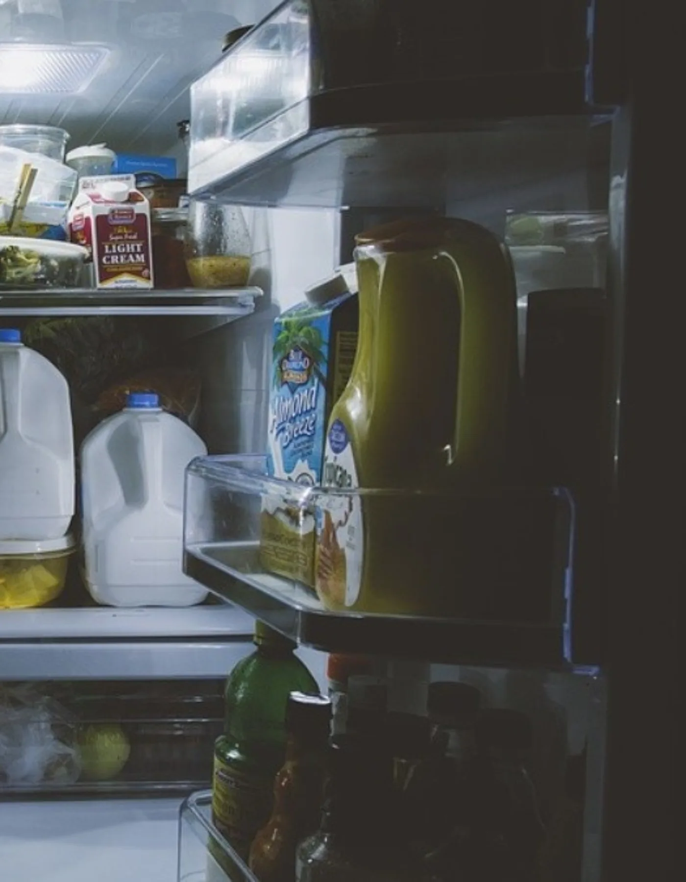 ¿Por qué tu refrigerador suena más extraño en la noche?