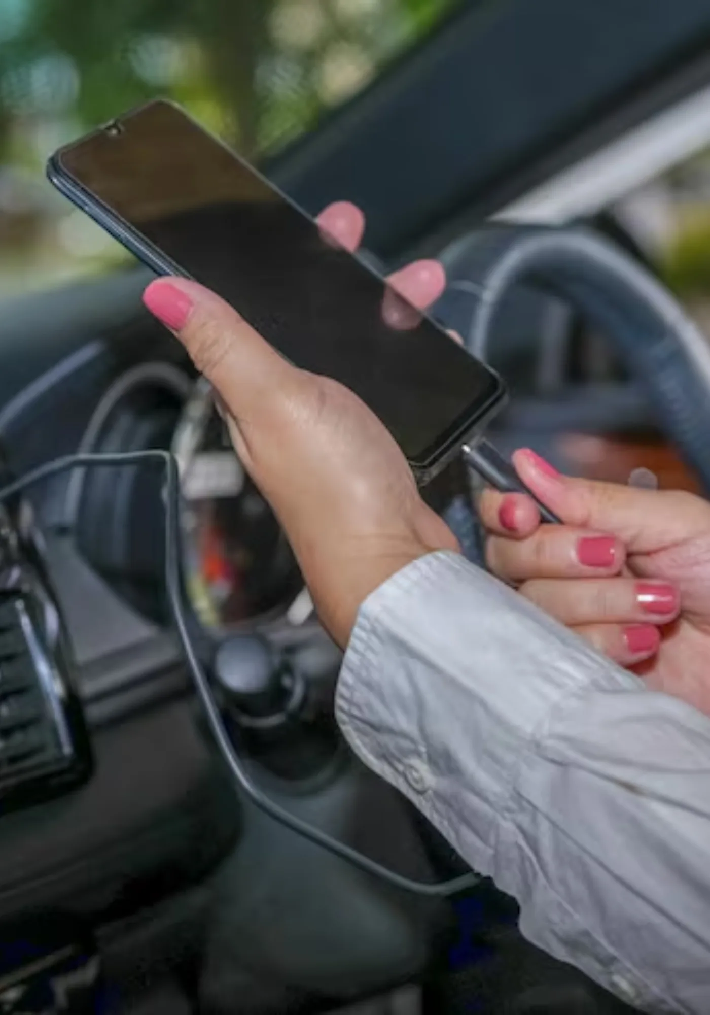 ¿Es seguro cargar tu teléfono en el carro? Lo que debes saber