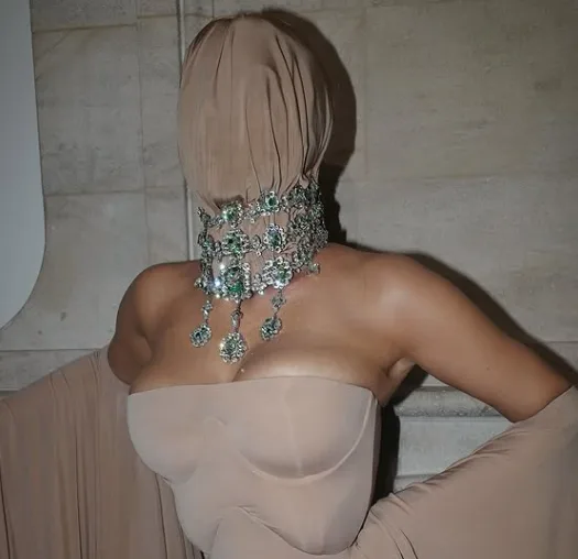 Kim Kardashian vuelve a desafiar los límites de la moda