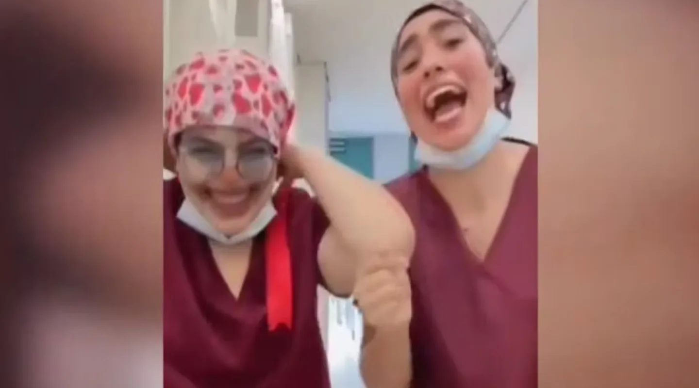 Médicas desatan críticas tras reírse de paciente en video viral
