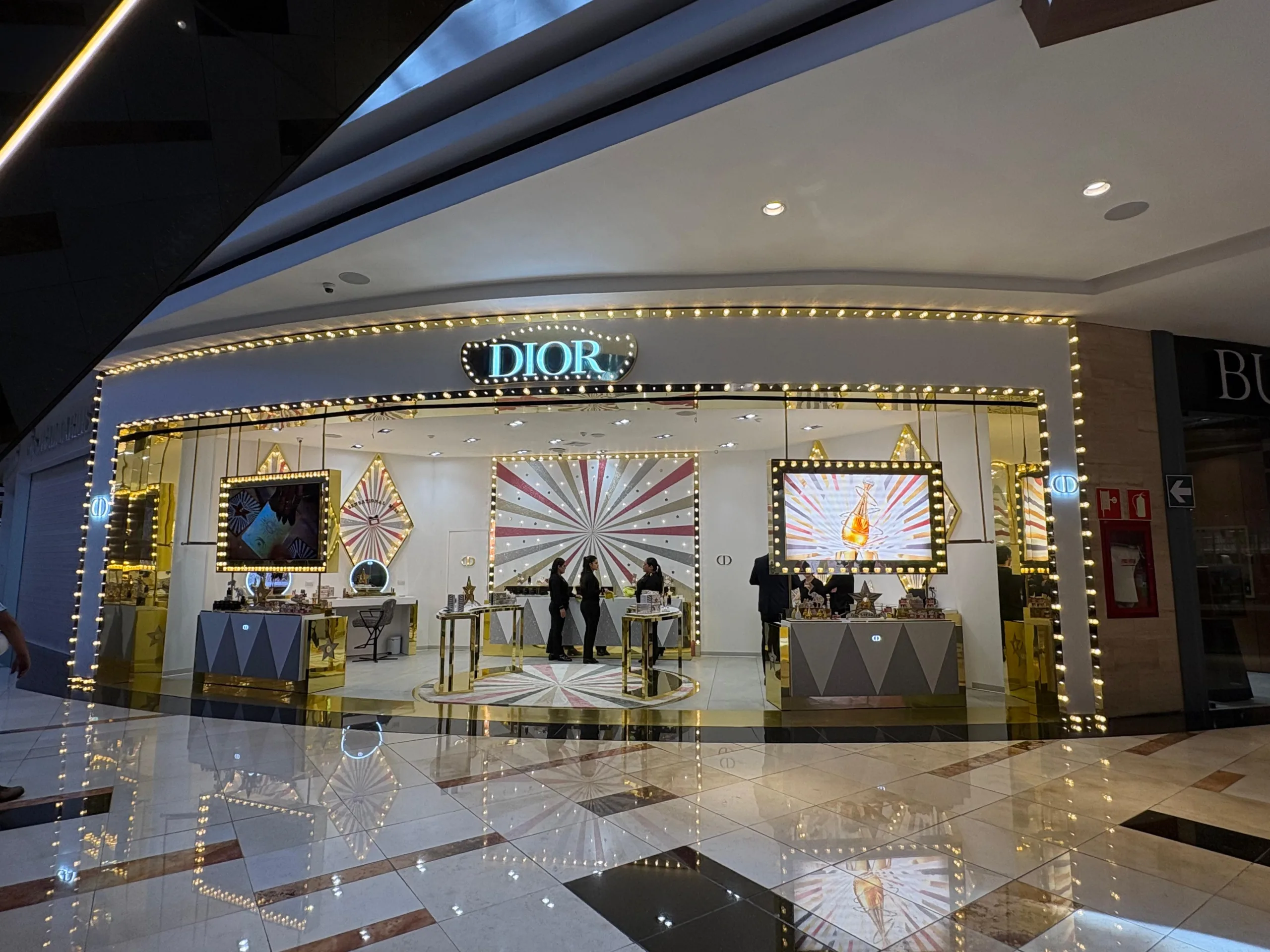 Fragancia con carácter: Entre luces, espejos y fragancias visita el Pop Up Store de Dior ubicado en Oakland Place