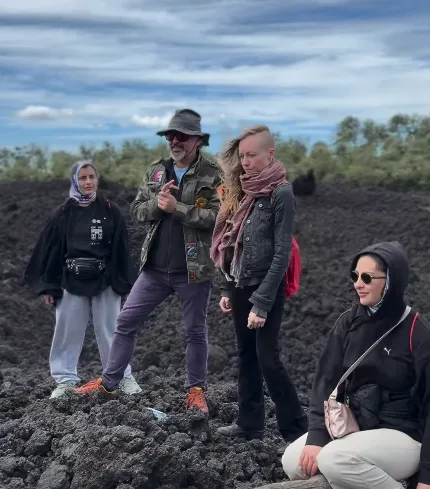 Los músicos de Ricardo Arjona visitan el Volcán Pacaya