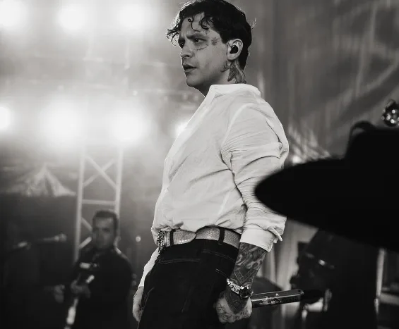 Nodal se olvida de Angela Aguilar en discurso de agradecimiento en los Latín Grammy