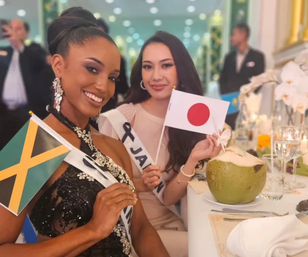 Miss Jamaica sufre aparatosa caída en Miss Universo 2025