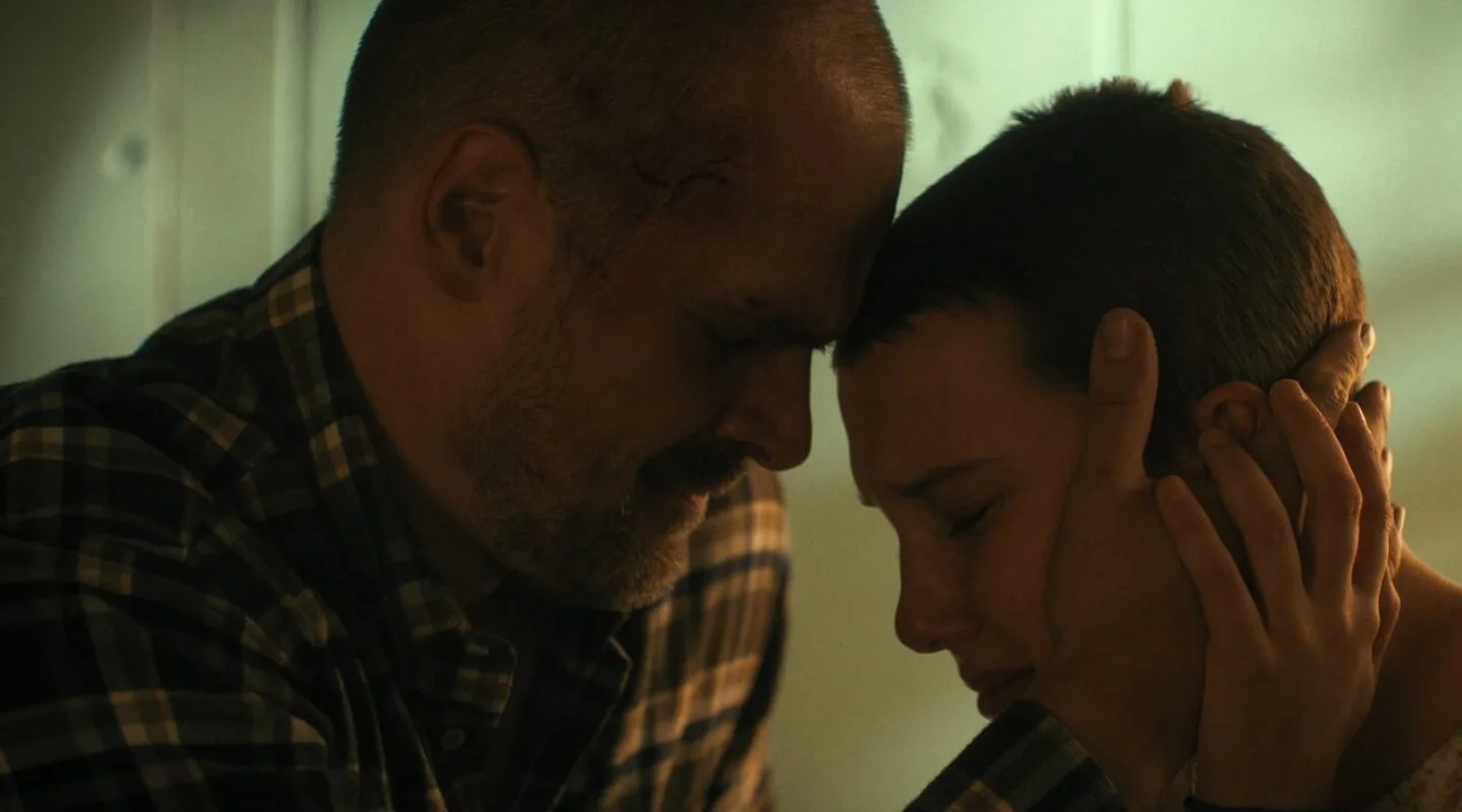 Millie Bobby Brown acusa a David Harbour de acoso en el set de “Stranger Things”