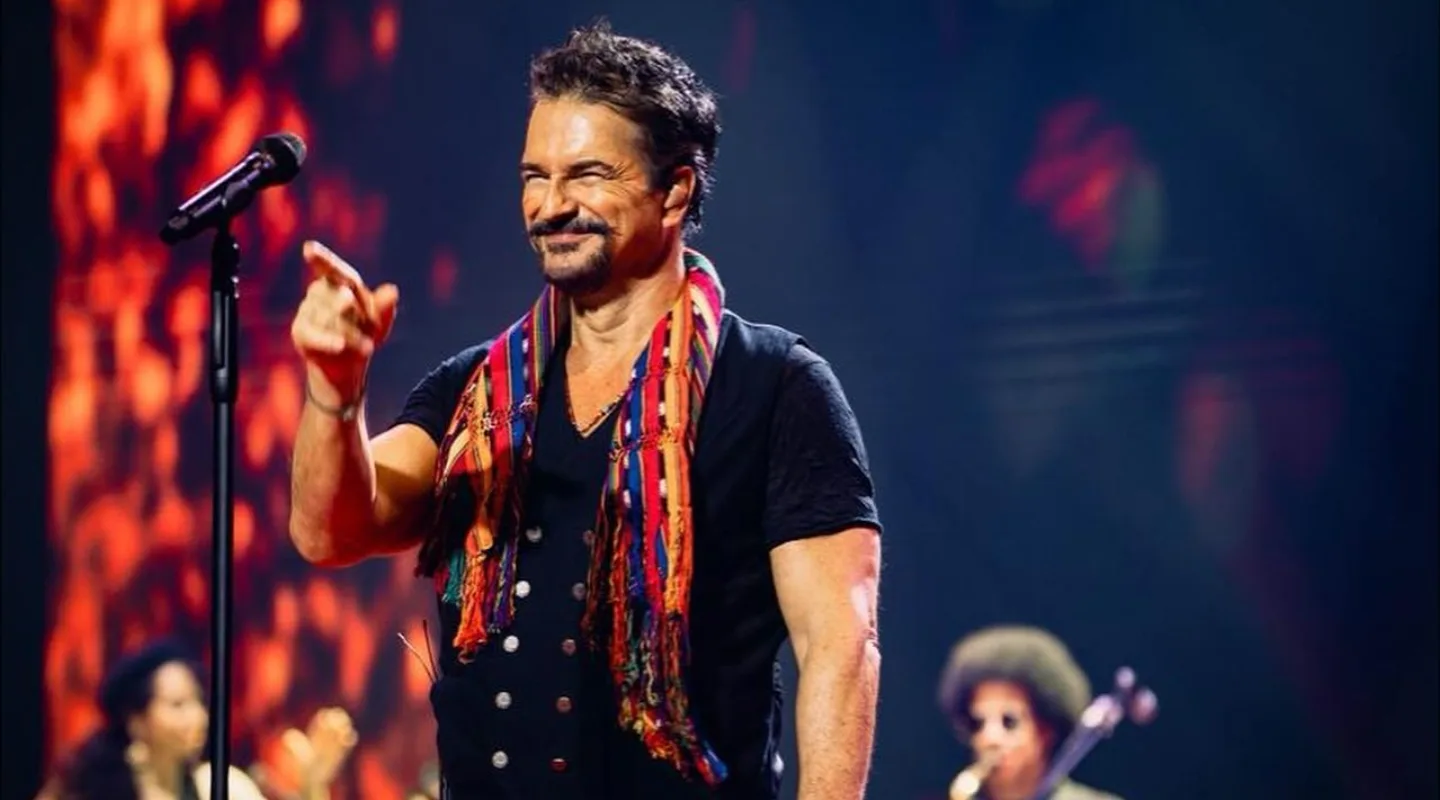 Ricardo Arjona destaca a Léster Martínez en su concierto: “Estos son los chapines que necesitamos”