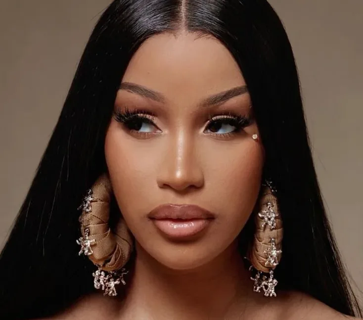 Cardi B transforma el cordón umbilical de su bebé en una joya de oro