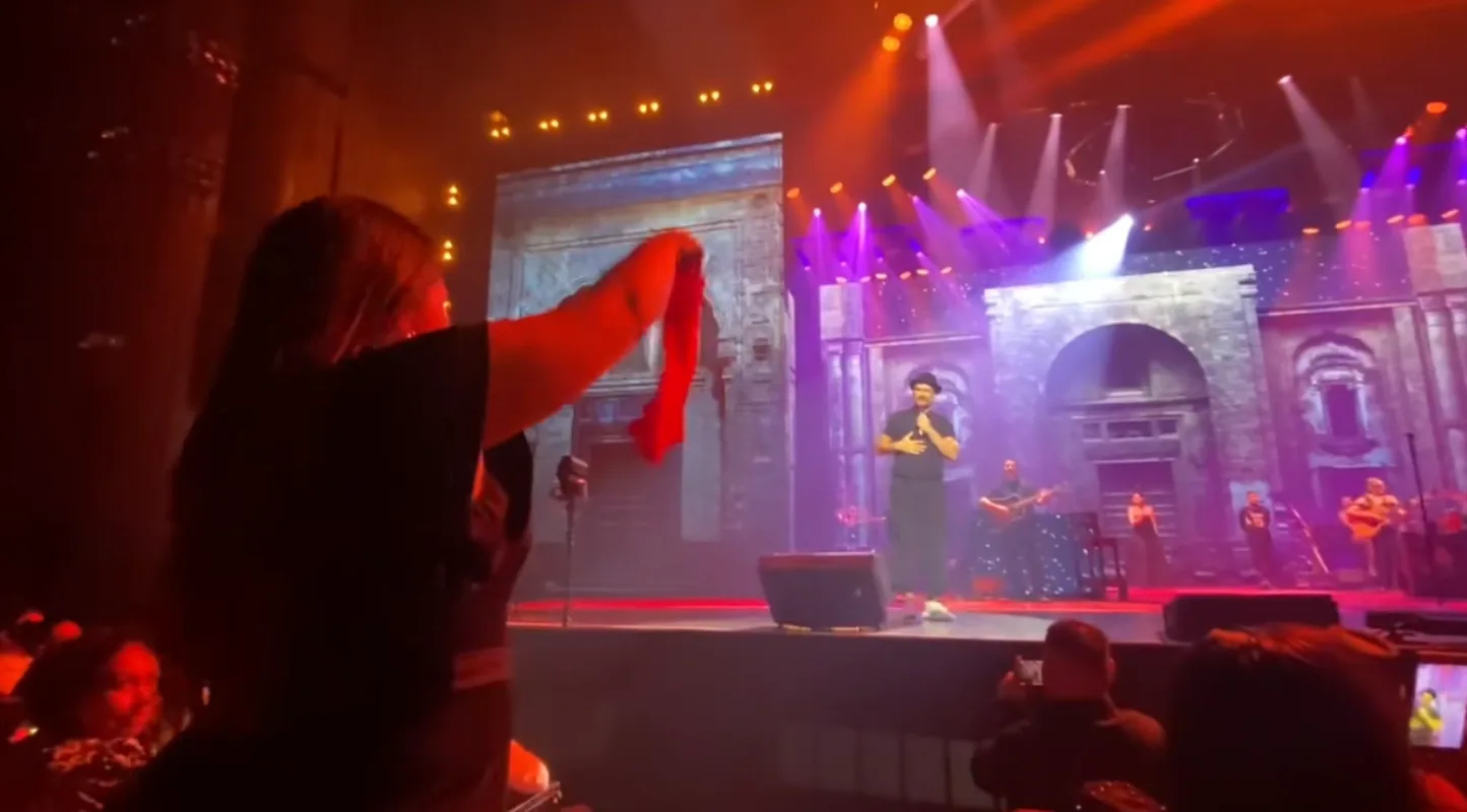Fan sorprende a Ricardo Arjona al lanzarle ropa interior durante su concierto