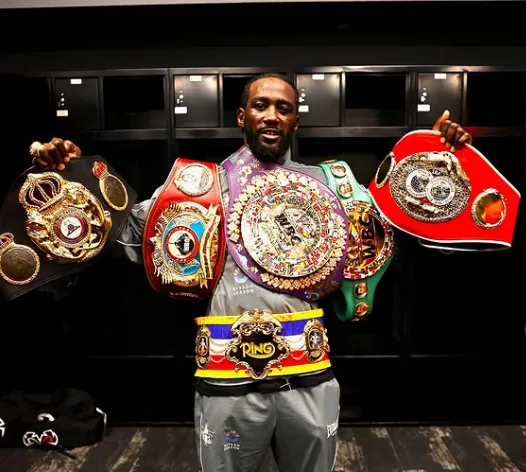 El CMB despoja a Terence Crawford de su título y Canelo Álvarez es opción